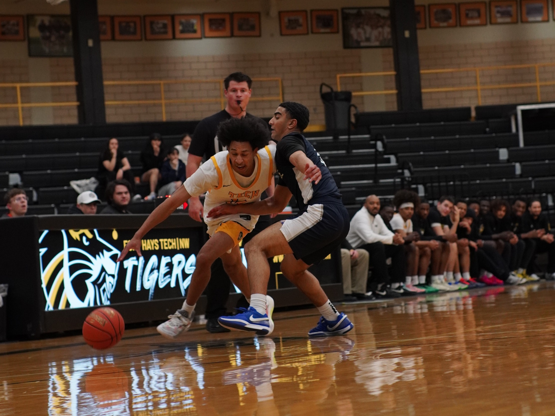 Men's Basketball Sweep Cowley