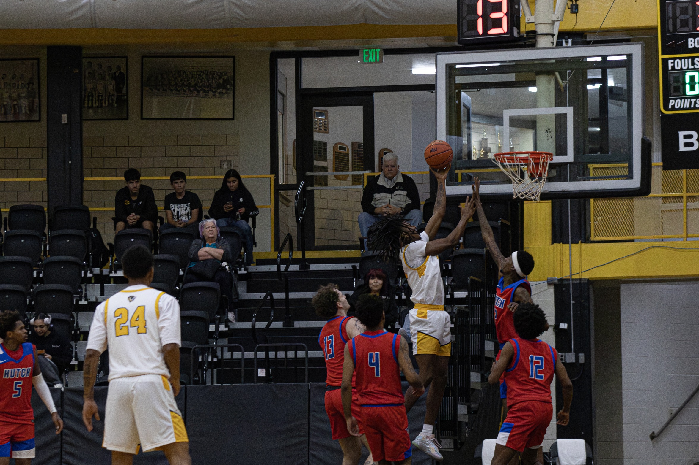 Men's Basketball Sweep Hutchinson on Sophomore Day