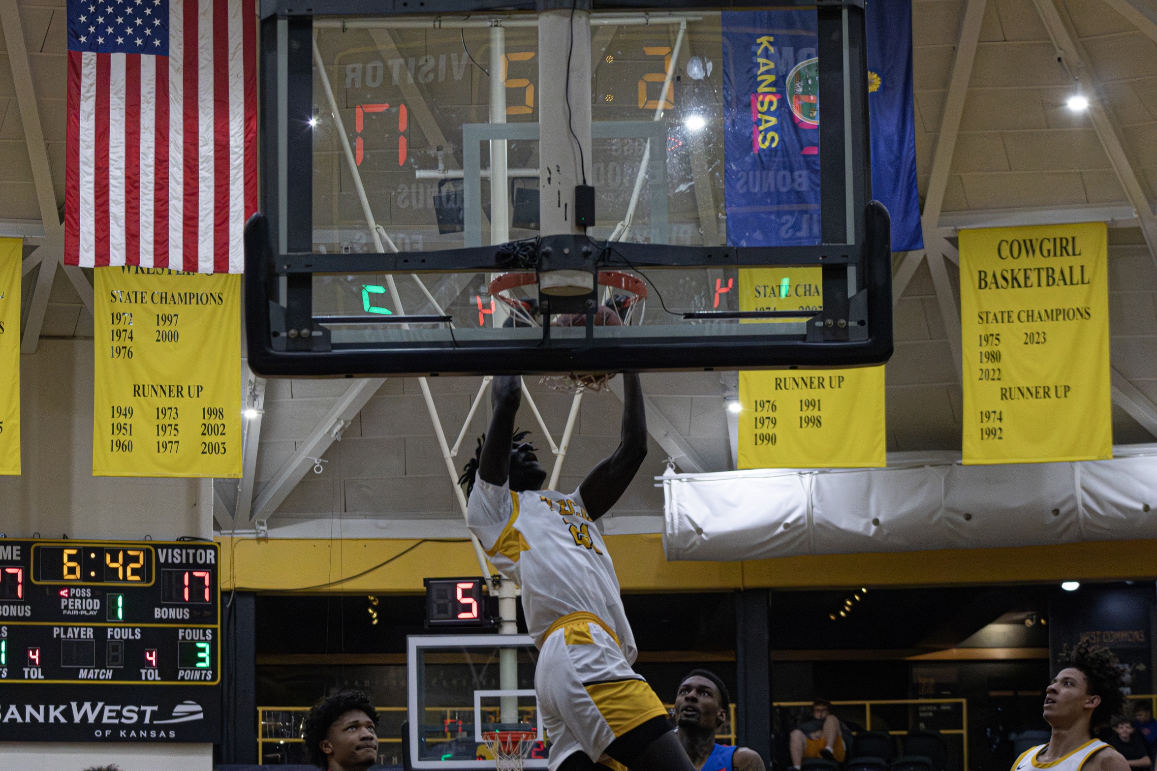 Men's Basketball Advances to Region VI Quarterfinals